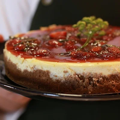Recipe of Cheesecake with strawberry sauce and balsamic vinegar on the DeliRec recipe website