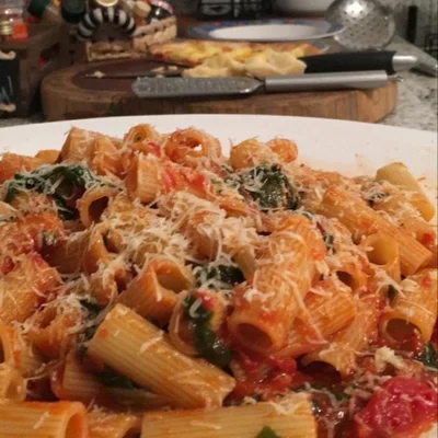 Recipe of Rogatoni with Sugo and Spinach on the DeliRec recipe website