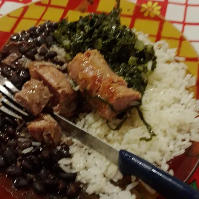 Recipe of Fried pork ribs, rice, beans and sautéed cabbage on the DeliRec recipe website