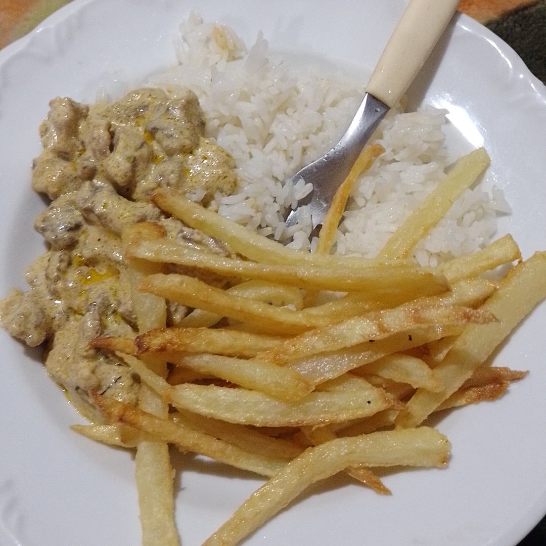 Foto da estrogonofe de carne batata frita e arroz - receita de estrogonofe de carne batata frita e arroz no DeliRec