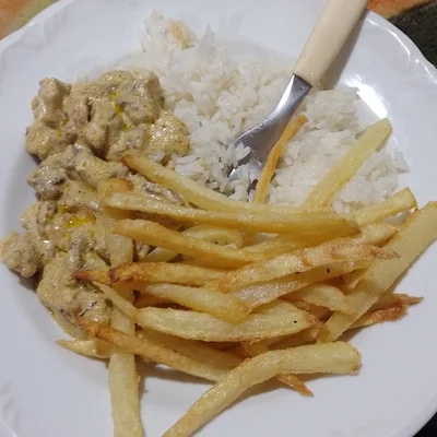 Receita de estrogonofe de carne batata frita e arroz no site de receitas DeliRec