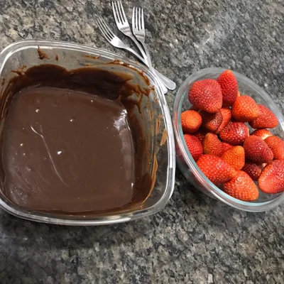 Receita de Fondue de chocolate ao leite com morangos  no site de receitas DeliRec
