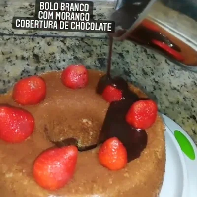 Recipe of White cake with strawberry on the DeliRec recipe website