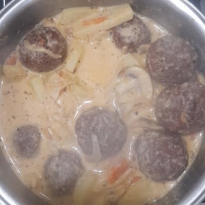 Meatballs with chicken and meat stuffed with cheese