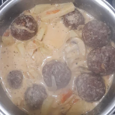 Recipe of Meatballs with chicken and meat stuffed with cheese on the DeliRec recipe website