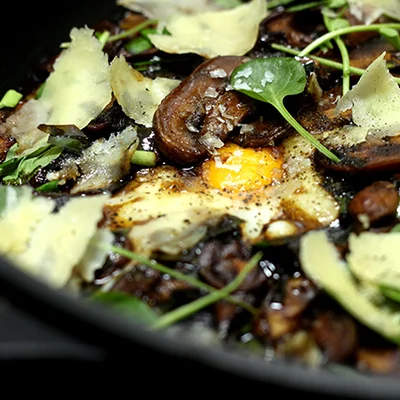 Recette de Polenta crémeuse aux champignons sautés, œuf mollet et cresson sur le site de recettes DeliRec