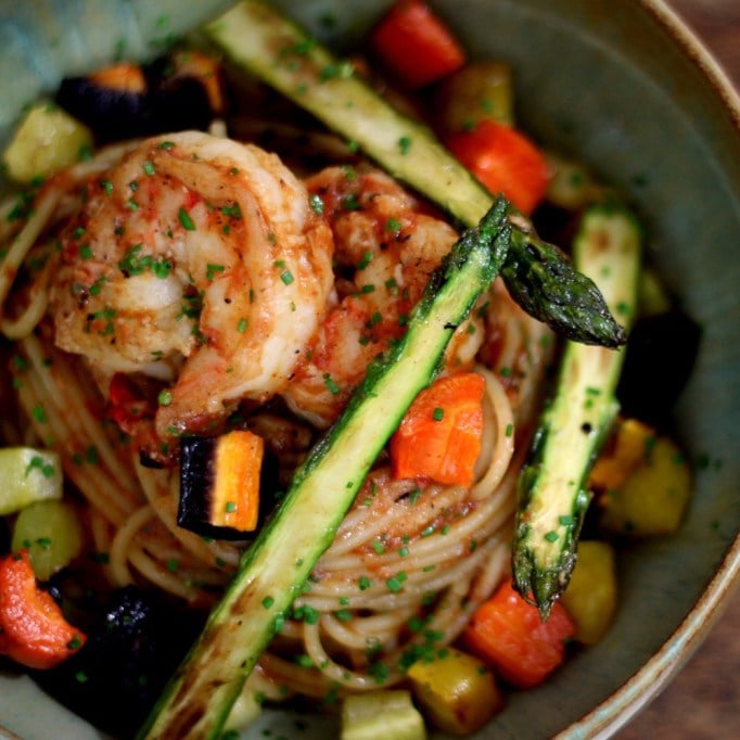 Photo of the Spaghetti with prawns and roasted vegetables and garlic – recipe of Spaghetti with prawns and roasted vegetables and garlic on DeliRec