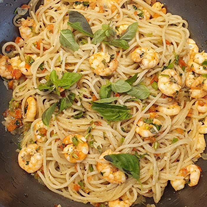 Foto da Espaguete mediterrâneo com camarões  - receita de Espaguete mediterrâneo com camarões  no DeliRec