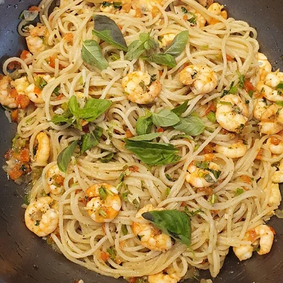 Recipe of Mediterranean spaghetti with prawns on the DeliRec recipe website
