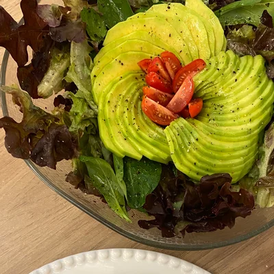 Receita de Salada verde com avocado e tomate cereja no site de receitas DeliRec
