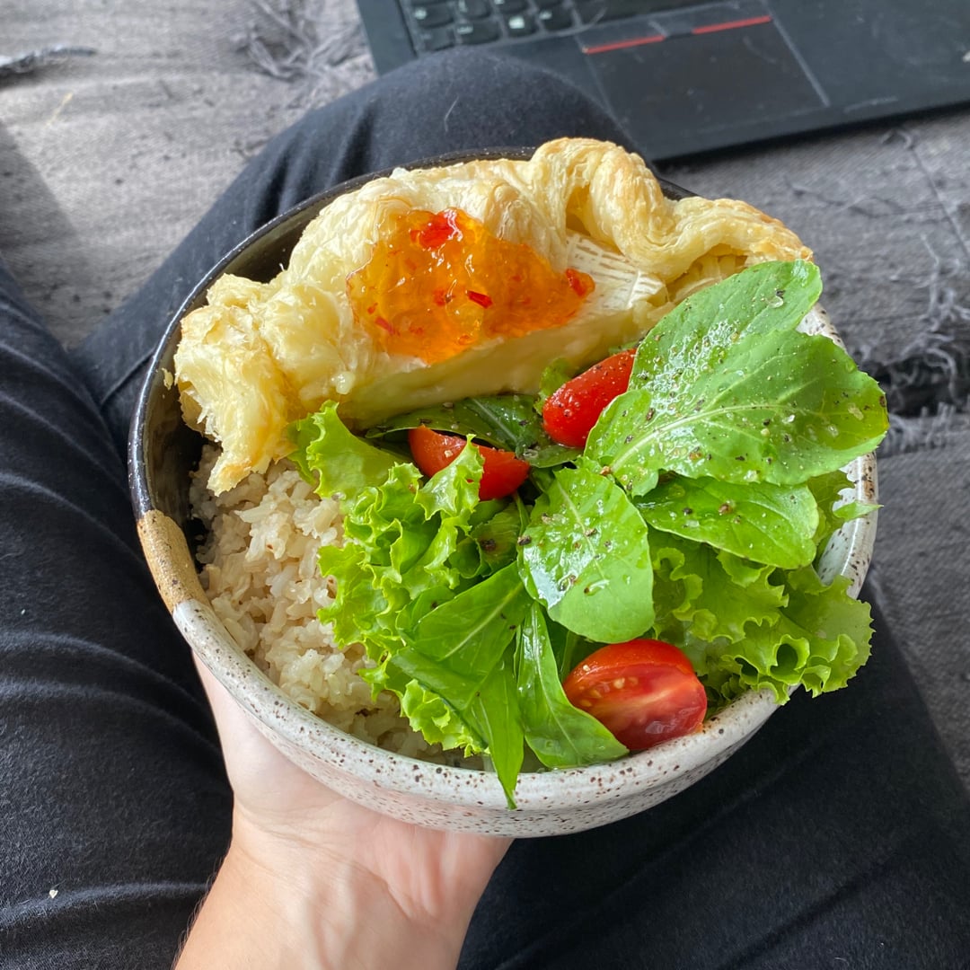 Foto da Camembert folheado com salada verde e arroz integral - receita de Camembert folheado com salada verde e arroz integral no DeliRec