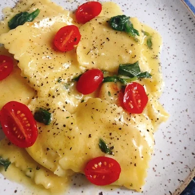 Recipe of Pumpkin ravioli in sage butter and cherry tomatoes on the DeliRec recipe website