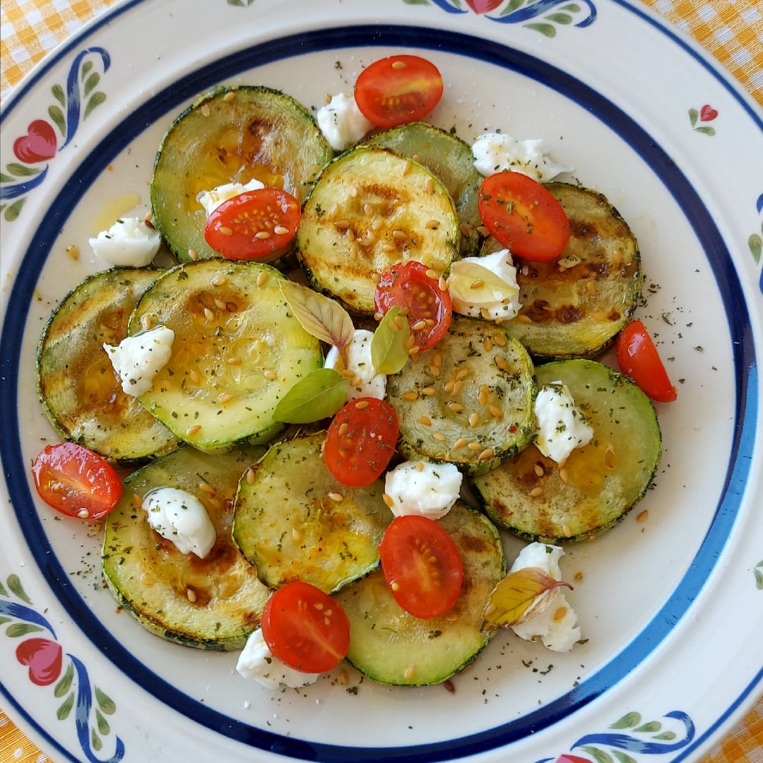 Photo of the Warm zucchini salad with burrata and flaxseed – recipe of Warm zucchini salad with burrata and flaxseed on DeliRec