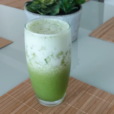 Receta de delicioso jugo verde en el sitio web de recetas de DeliRec