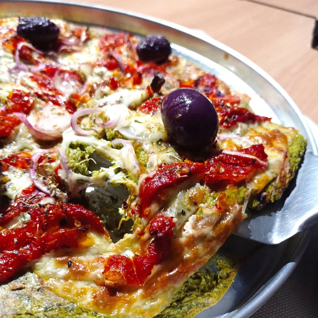 Foto da Pizza saborosa de brócolis com tomate seco - receita de Pizza saborosa de brócolis com tomate seco no DeliRec