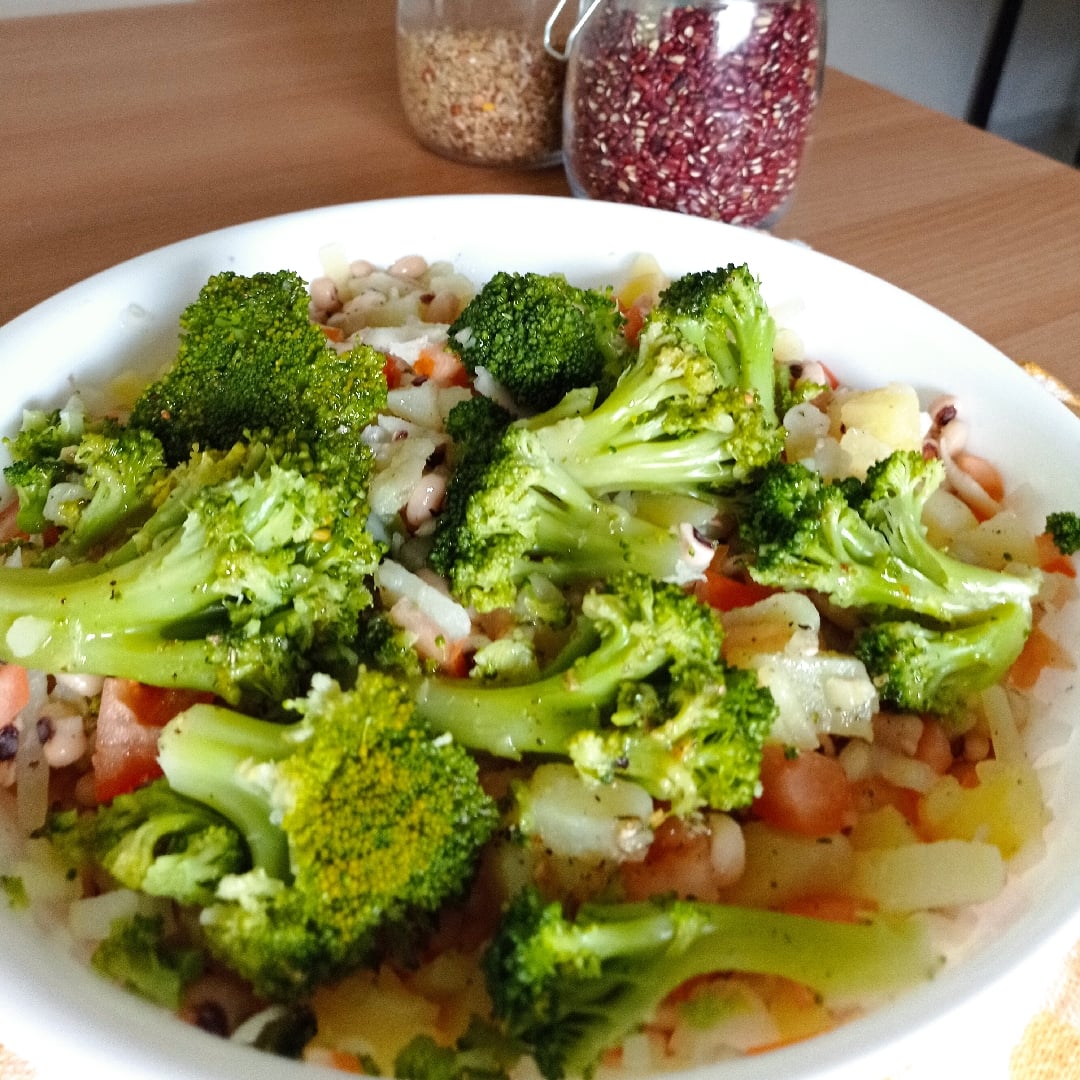 Ensalada fresca con patata y guisantes de carita