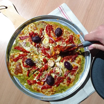 Recipe of Tasty broccoli pizza with sun-dried tomatoes on the DeliRec recipe website