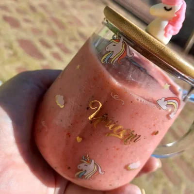Recipe of vegan strawberry smoothie on the DeliRec recipe website