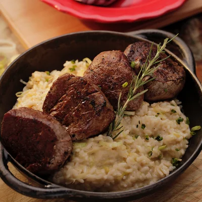 Recipe of Leek risotto with filet mignon medallions on the DeliRec recipe website