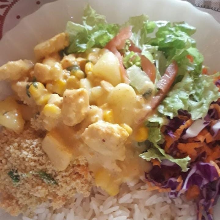 Foto da Batatas temperadas com molho de açafrão e arroz com verduras - receita de Batatas temperadas com molho de açafrão e arroz com verduras no DeliRec