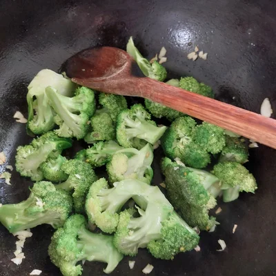 Recipe of Broccoli sautéed in olive oil and garlic on the DeliRec recipe website