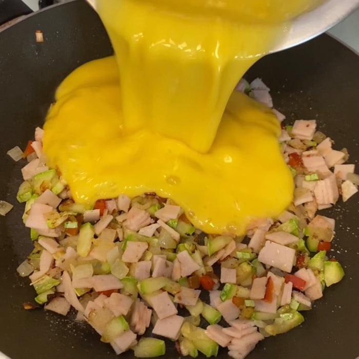 Foto da Omelete com peito de peru e vegetais - receita de Omelete com peito de peru e vegetais no DeliRec
