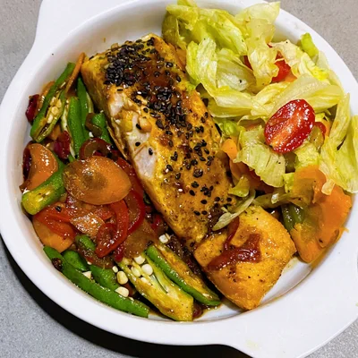 Recipe of Salmon with vegetables and oriental sauce on the DeliRec recipe website