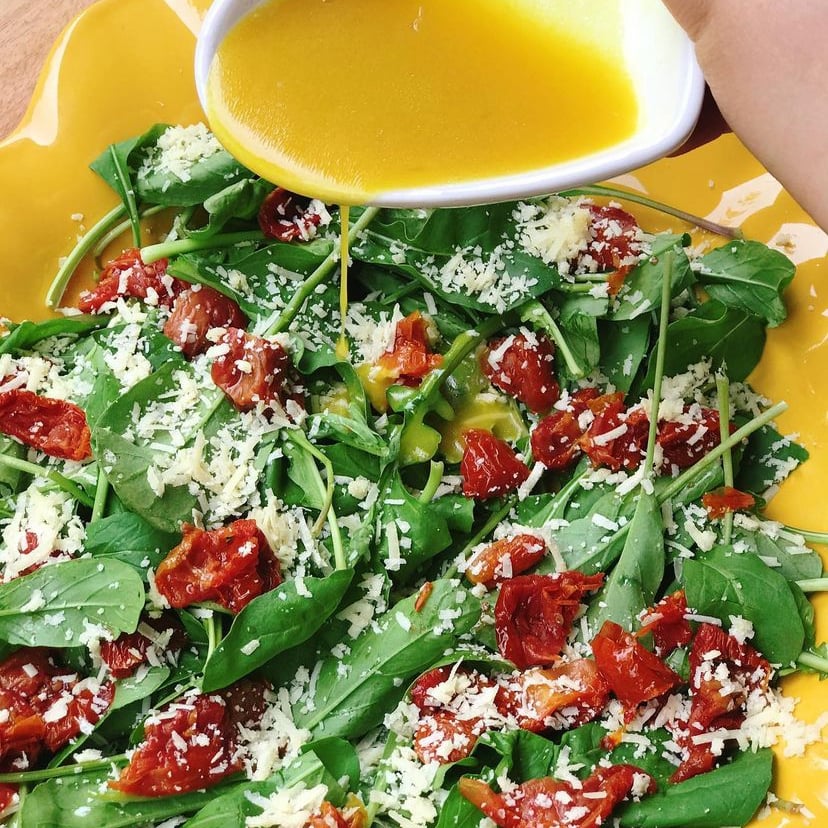 Foto da Salada de rúcula com tomate seco e parmesão  - receita de Salada de rúcula com tomate seco e parmesão  no DeliRec