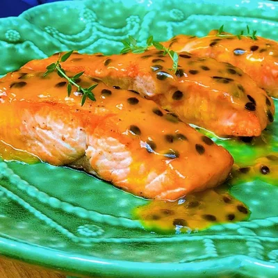 Recipe of Salmon with passion fruit and orange sauce on the DeliRec recipe website