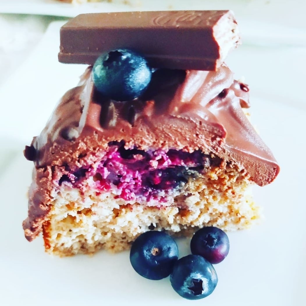 Photo of the Blueberry Cake Fit with Kit Kat Dark 😋 – recipe of Blueberry Cake Fit with Kit Kat Dark 😋 on DeliRec