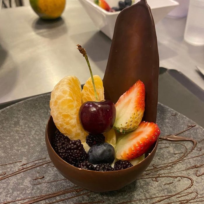 Photo of the Cumaru cream with fruit in a chocolate bowl. – recipe of Cumaru cream with fruit in a chocolate bowl. on DeliRec