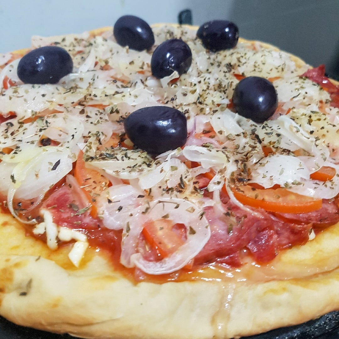 Photo of the Homemade pepperoni pizza with stuffed edge - Instagram: Igor Rocha – recipe of Homemade pepperoni pizza with stuffed edge - Instagram: Igor Rocha on DeliRec