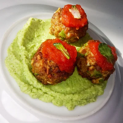 Recipe of Beef patty with broccoli puree and spicy tomato jam on the DeliRec recipe website