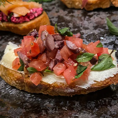 Recipe of Pomodoro Bruschetta with Olives and Cheese on the DeliRec recipe website