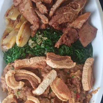 Recipe of Pork ribs in strips with bean tutu and crackling on the DeliRec recipe website