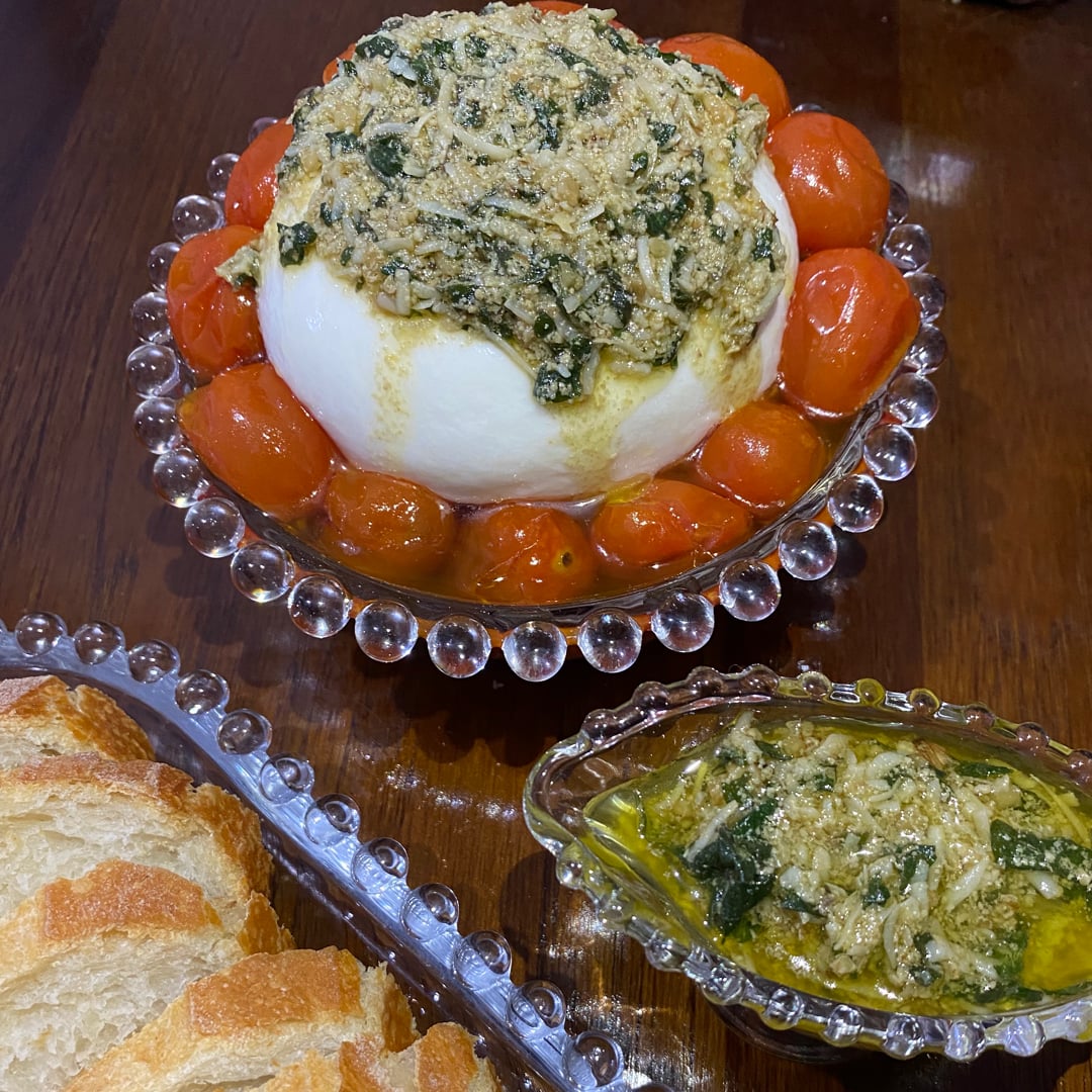 Photo of the Burrata in pesto sauce with confit tomatoes – recipe of Burrata in pesto sauce with confit tomatoes on DeliRec