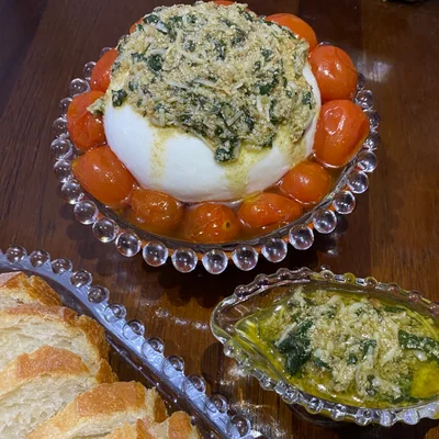 Recipe of Burrata in pesto sauce with confit tomatoes on the DeliRec recipe website