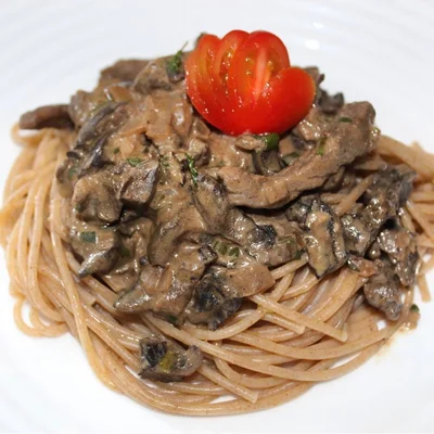 Receita de Espaguete integral ao molho funghi com tiras de carne  no site de receitas DeliRec