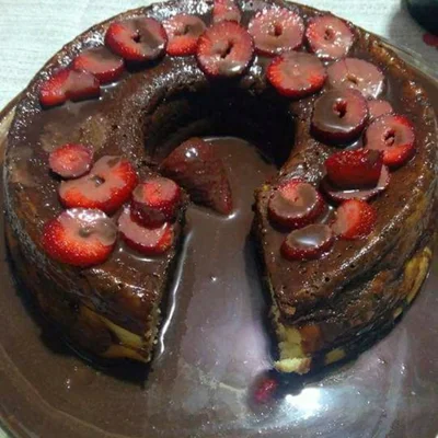 Recipe of Simple cake with chocolate and strawberry frosting on the DeliRec recipe website