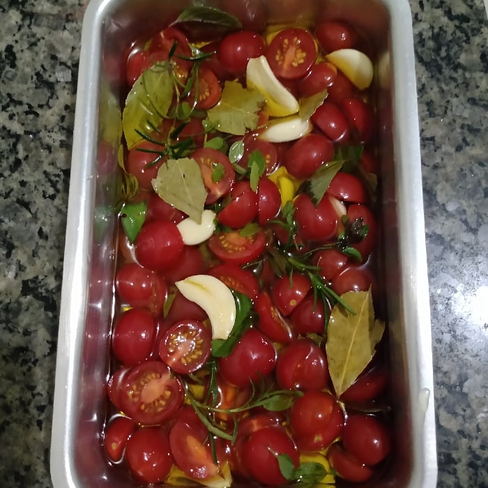 Foto da Confit de tomate cereja, alho e ervas - receita de Confit de tomate cereja, alho e ervas no DeliRec