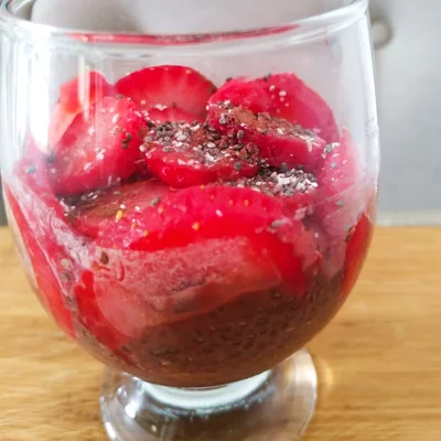 Recette de Pudding de chia au chocolat avec fraise sur le site de recettes DeliRec