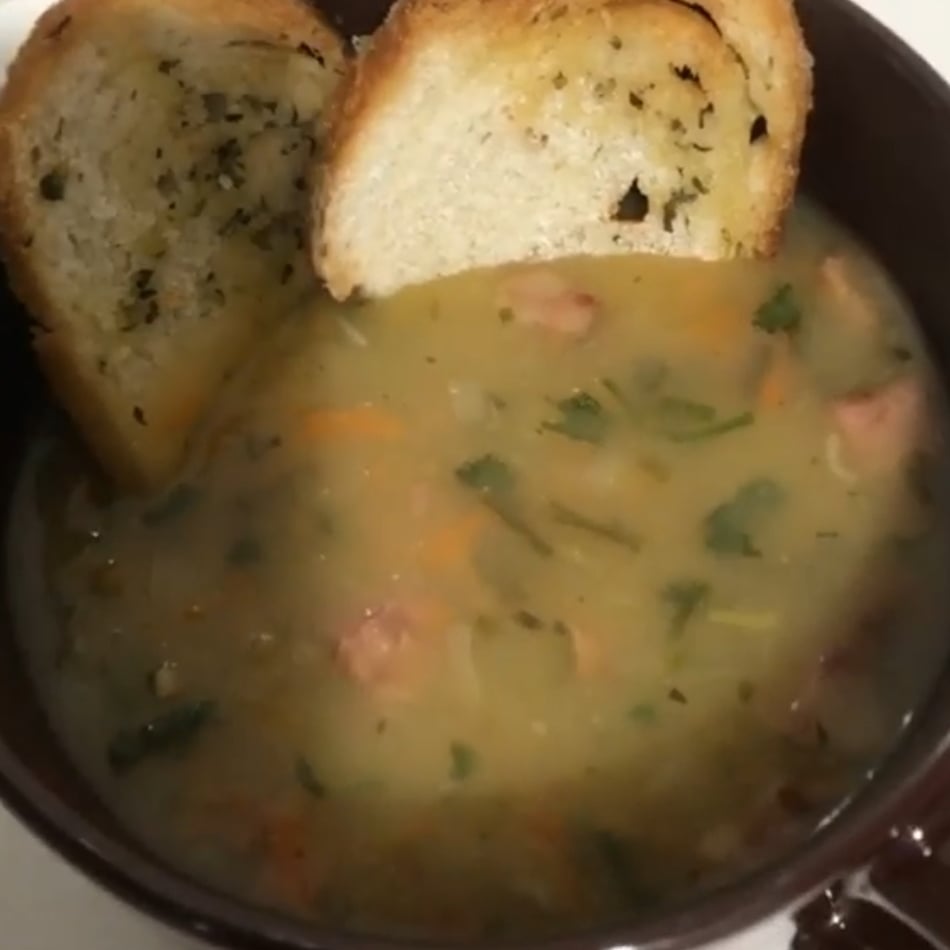 Foto da Sopa temperada com rodelas de pão - receita de Sopa temperada com rodelas de pão no DeliRec