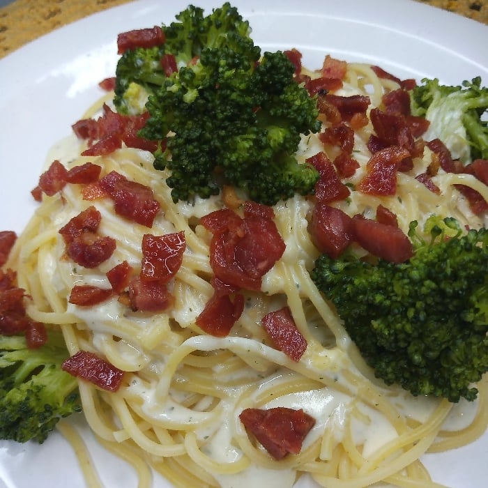 Receta de Espaguetis con salsa de tres quesos con brócoli y tocino | DeliRec