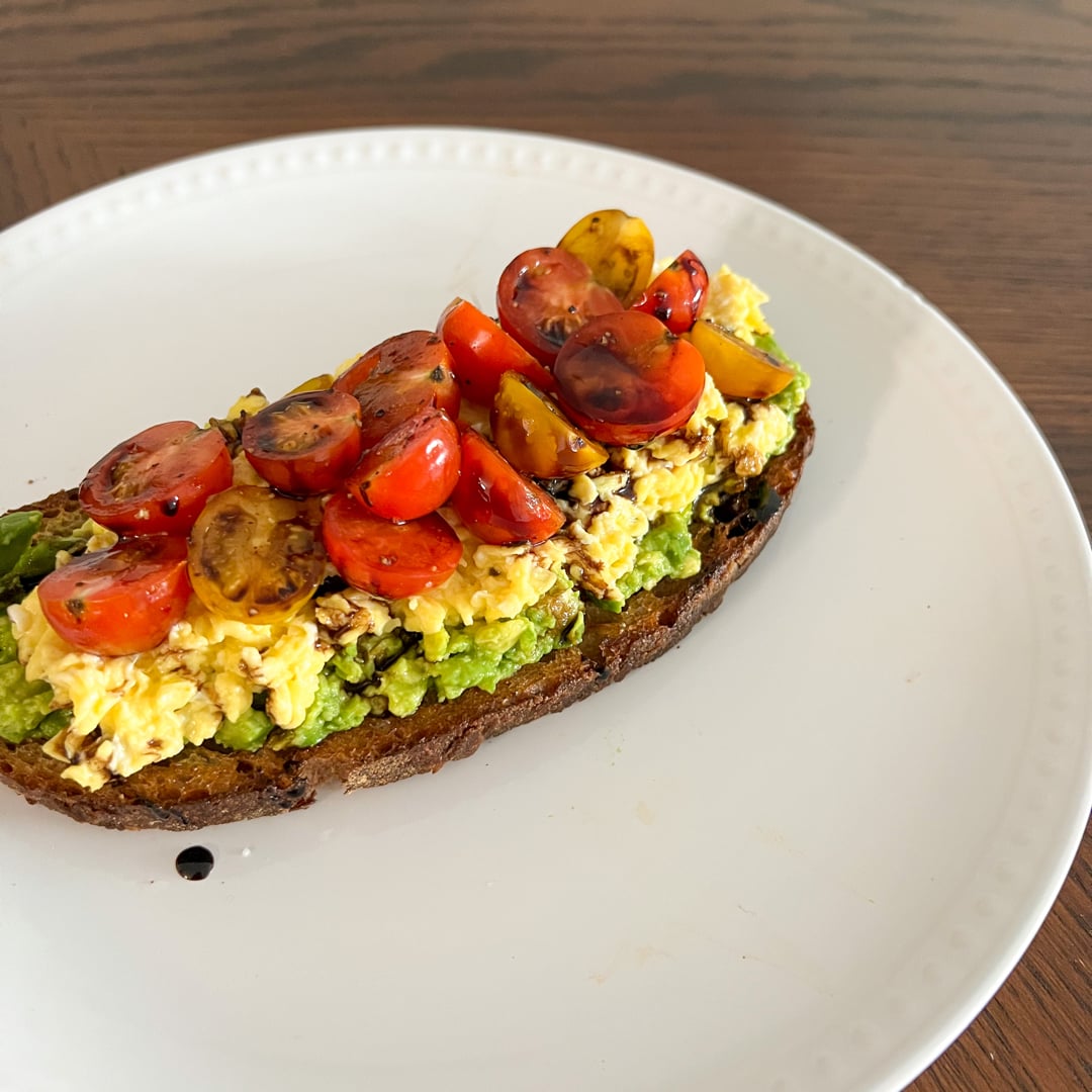 Photo of the Avocado toast with eggs, tomatoes and balsamic reduction – recipe of Avocado toast with eggs, tomatoes and balsamic reduction on DeliRec