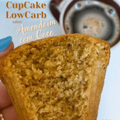 Receita de Cupcake LowCarb de amendoim com coco no site de receitas DeliRec