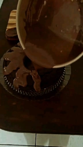 Foto da Bolo de chocolate com calda falsa de ganache - receita de Bolo de chocolate com calda falsa de ganache no DeliRec