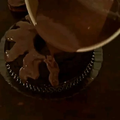 Receita de Bolo de chocolate com calda falsa de ganache no site de receitas DeliRec