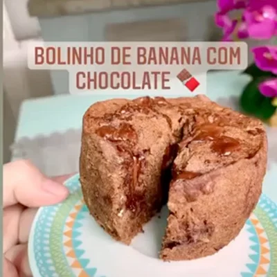 Receita de Bolinho de banana com chocolate de microondas no site de receitas DeliRec