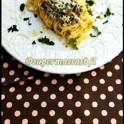 Receta de Linguini en Salsa Gorgonzola con cebos de carne en el sitio web de recetas de DeliRec