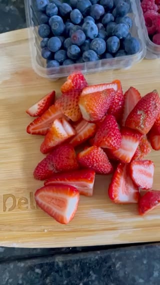 Photo of the Strawberries, vanilla cream and meringue – recipe of Strawberries, vanilla cream and meringue on DeliRec